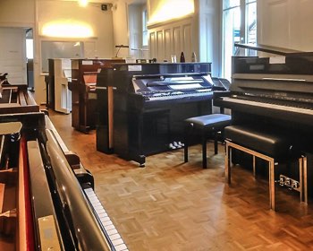 Viele Occasion-Pianos im externen Lager